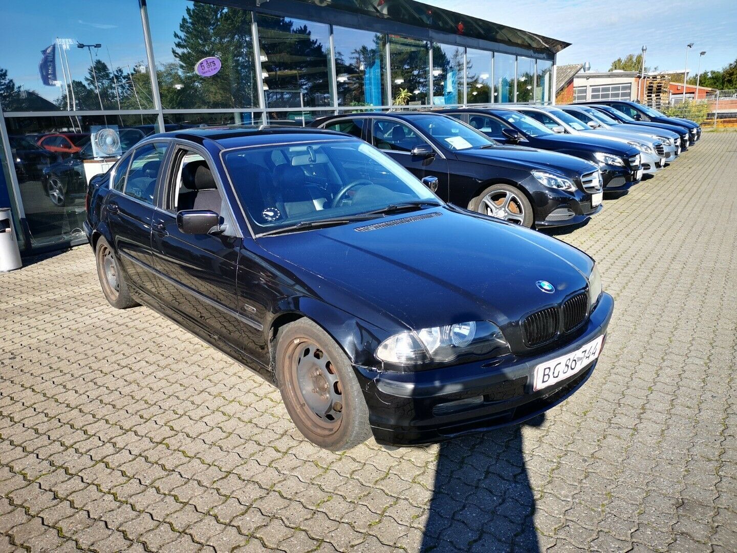 Sort BMW 318i fra 2000