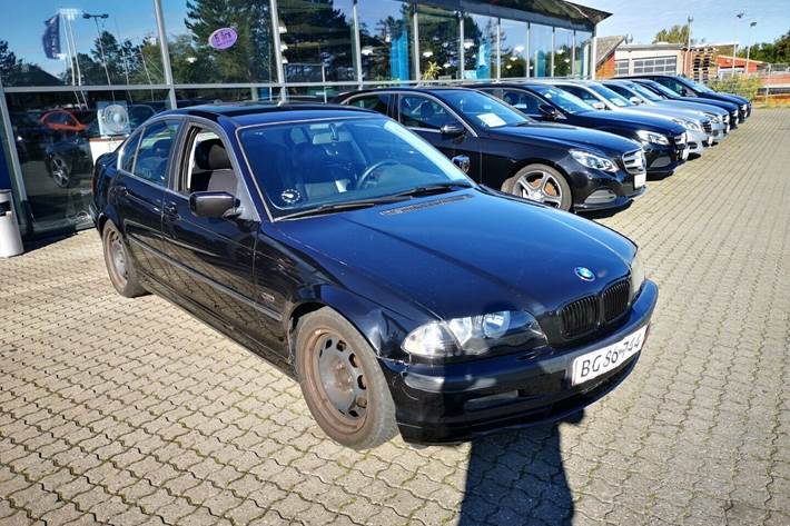 Sort BMW 318i fra 2000