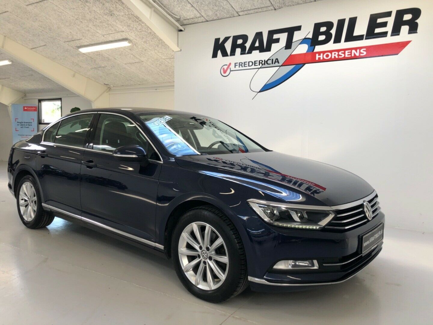 Blå VW Passat fra 2017