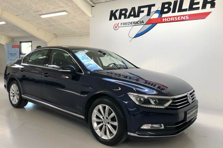 Blå VW Passat fra 2017