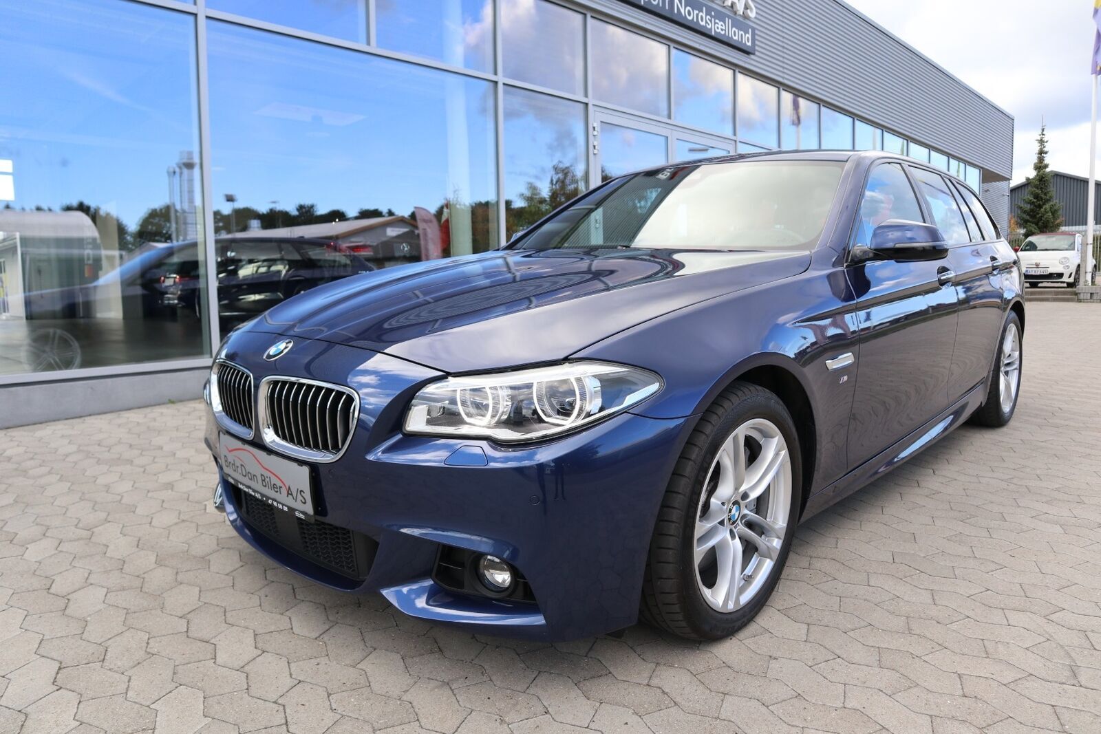 Blå BMW 530d fra 2016