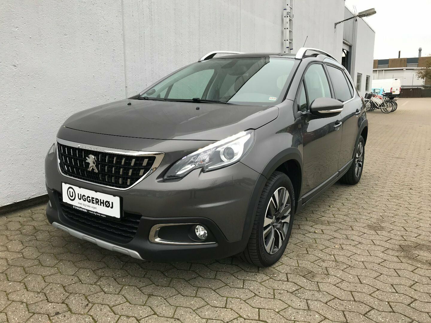 Grå Peugeot 2008 fra 2017