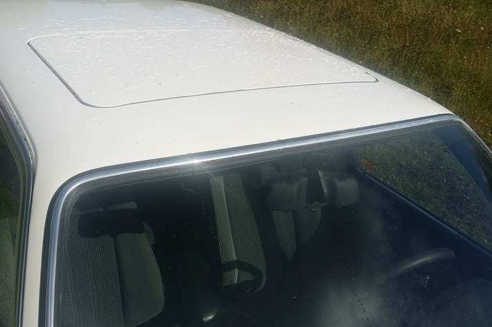 Hvid BMW 320 fra 1987