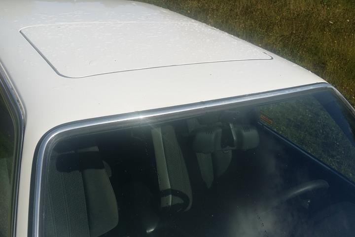 Hvid BMW 320 fra 1987