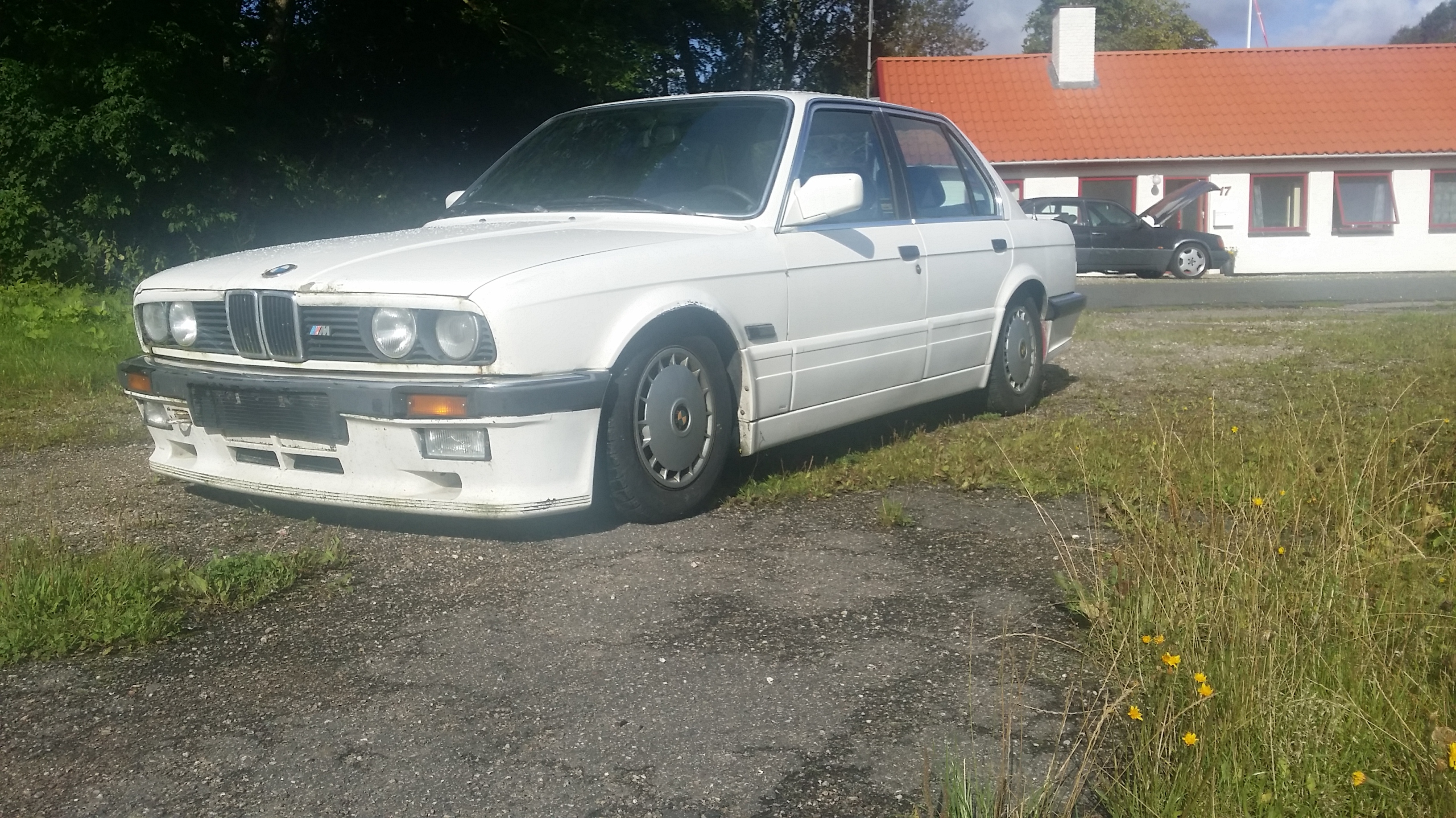 Hvid BMW 320 fra 1987