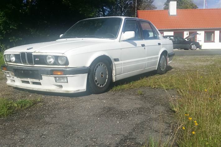 Hvid BMW 320 fra 1987