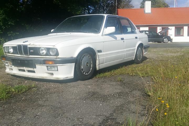 Hvid BMW 320 fra 1987