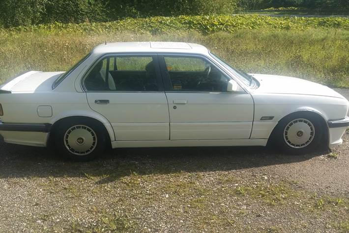 Hvid BMW 320 fra 1987