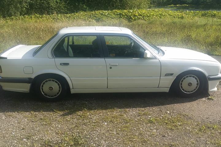 Hvid BMW 320 fra 1987