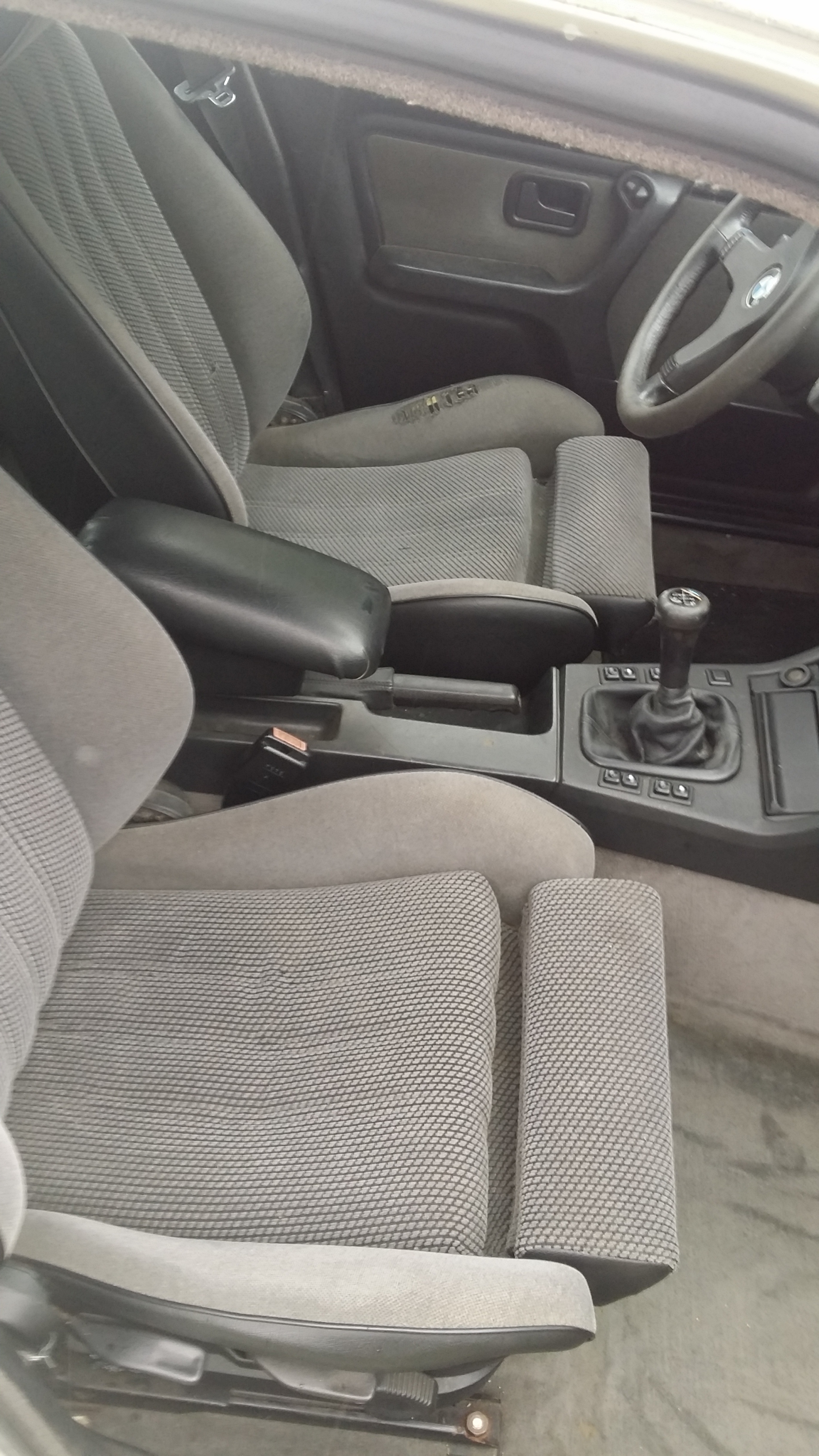 Hvid BMW 320 fra 1987