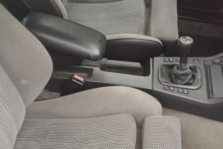 Hvid BMW 320 fra 1987