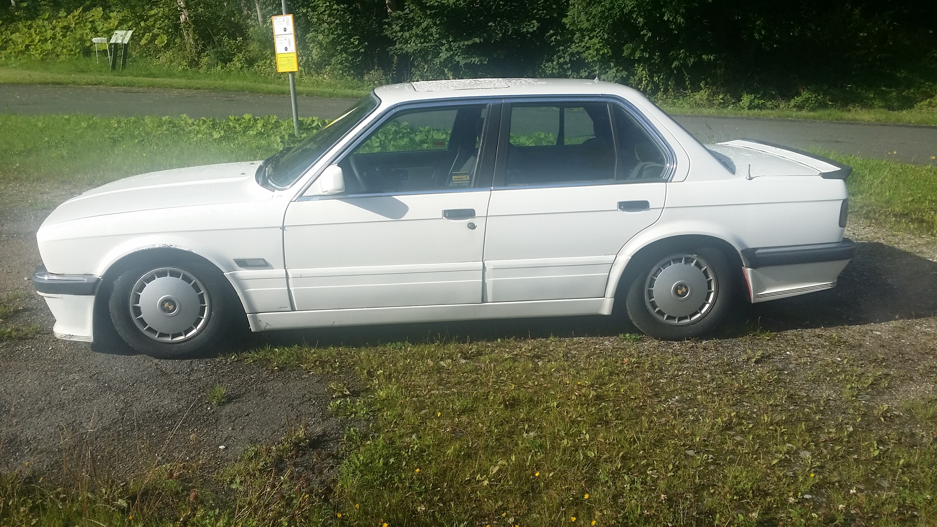 Hvid BMW 320 fra 1987