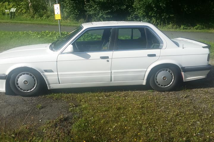 Hvid BMW 320 fra 1987