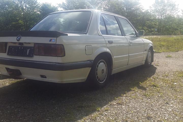 Hvid BMW 320 fra 1987