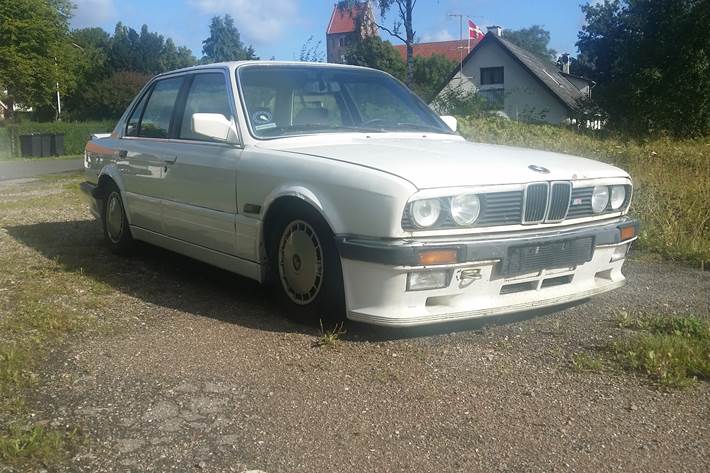 Hvid BMW 320 fra 1987