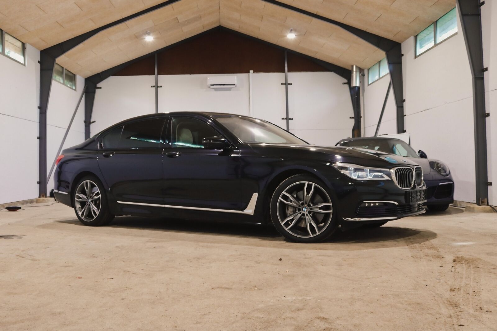 Grå BMW 750Li fra 2016