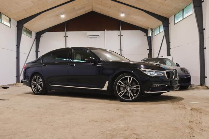 Grå BMW 750Li fra 2016