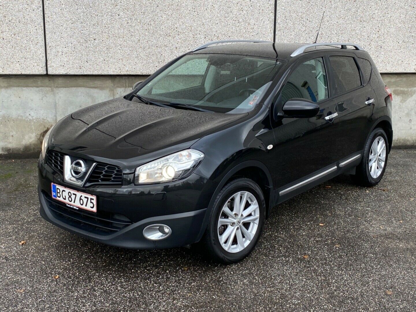 Grå Nissan Qashqai fra 2011