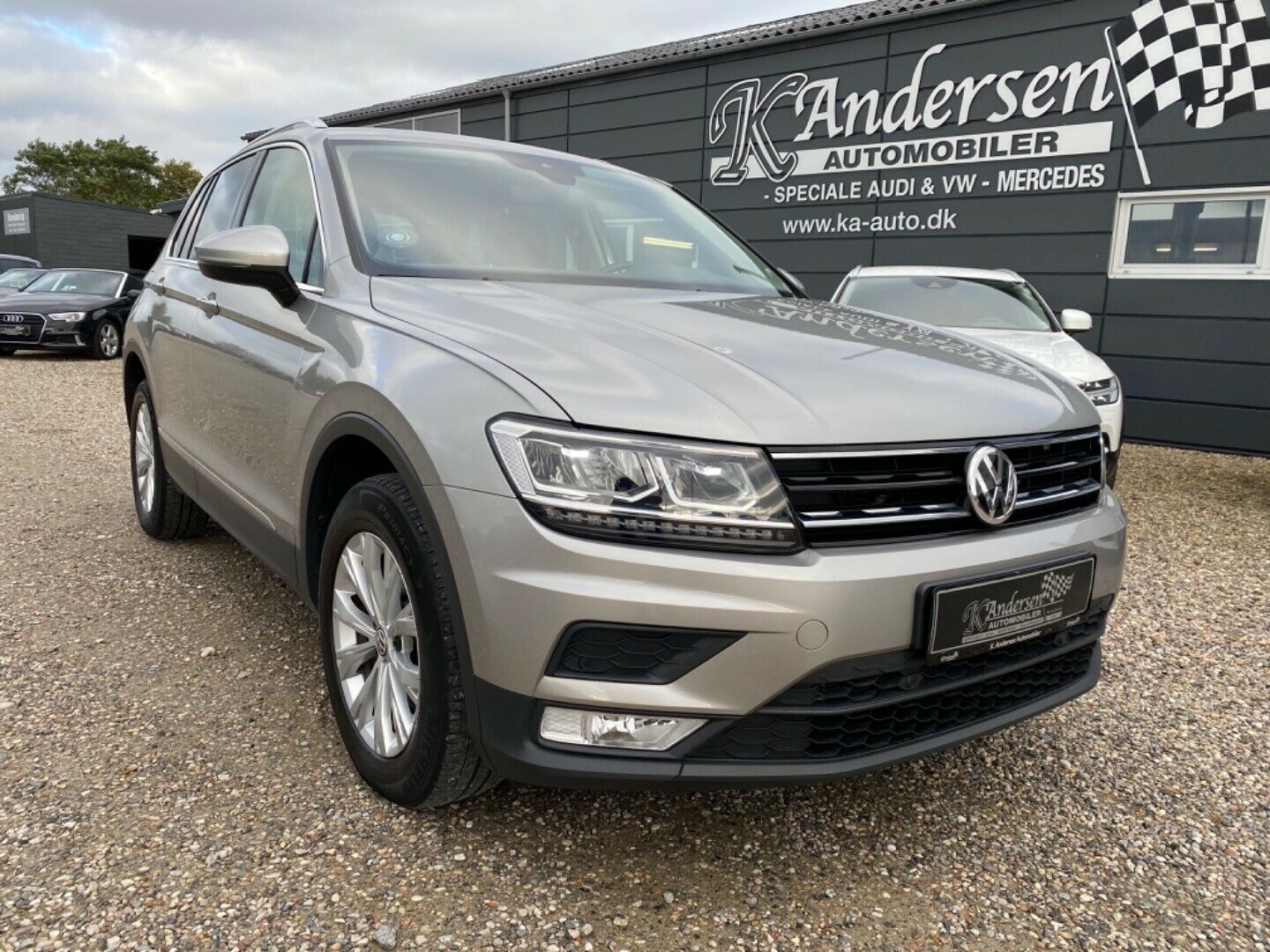 Grå VW Tiguan fra 2016