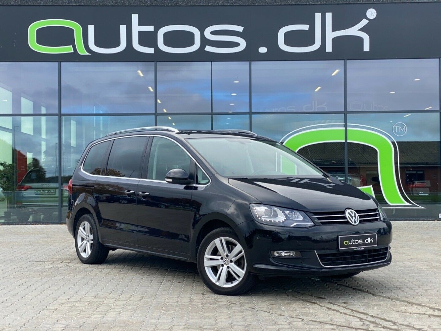 Grå VW Sharan fra 2017