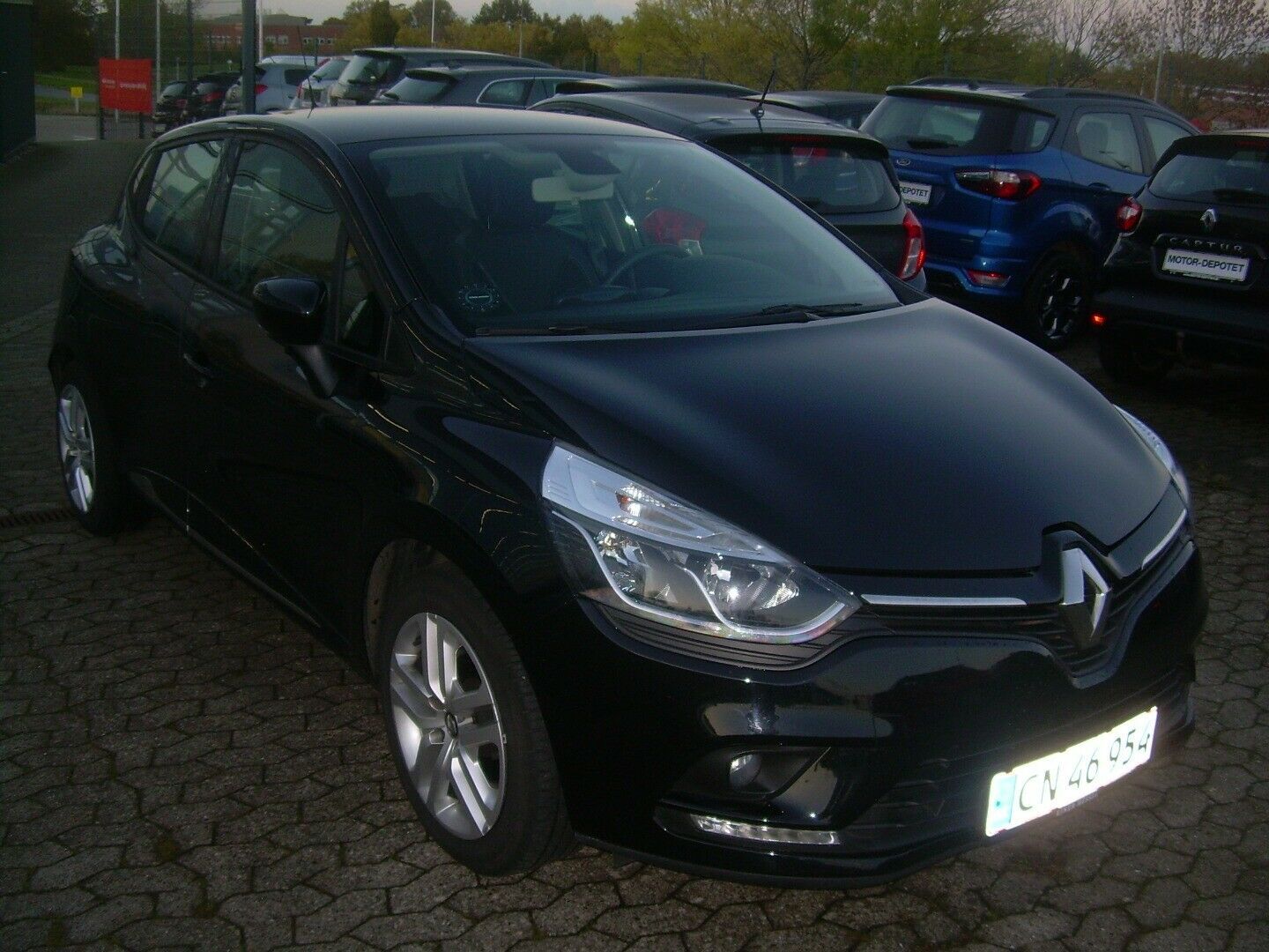 Grå Renault Clio IV fra 2019