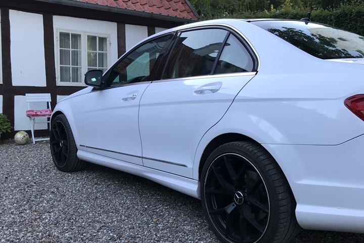 Blå Mercedes C220 d fra 2008