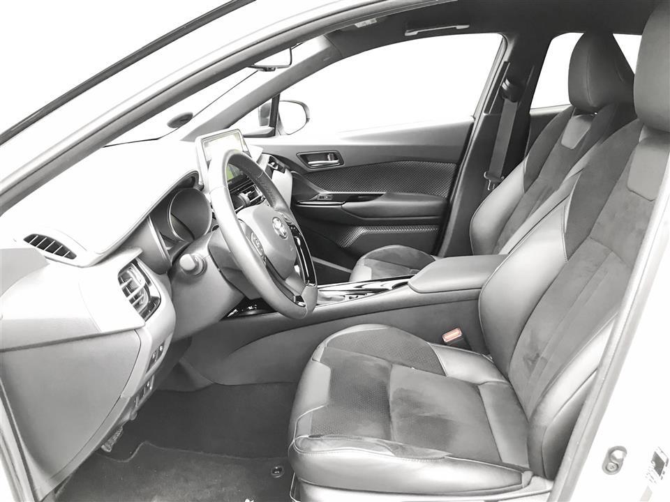 Hvid Toyota C-HR fra 2019