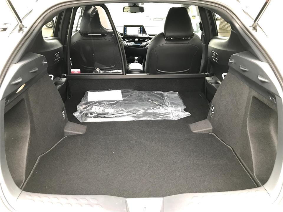 Hvid Toyota C-HR fra 2019