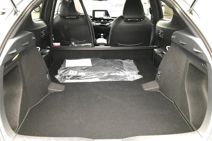 Hvid Toyota C-HR fra 2019