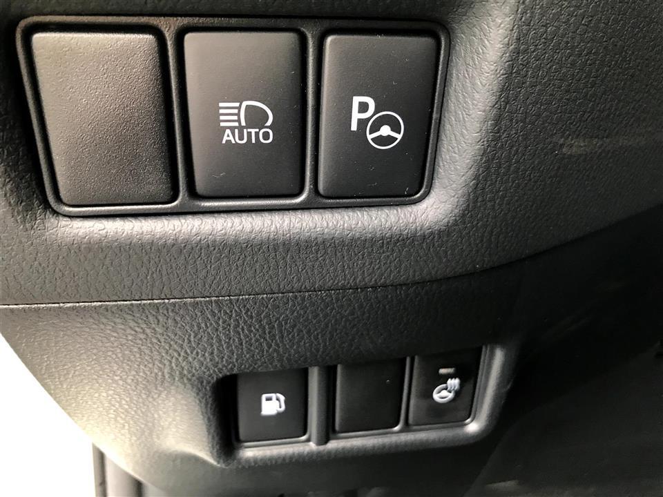 Hvid Toyota C-HR fra 2019