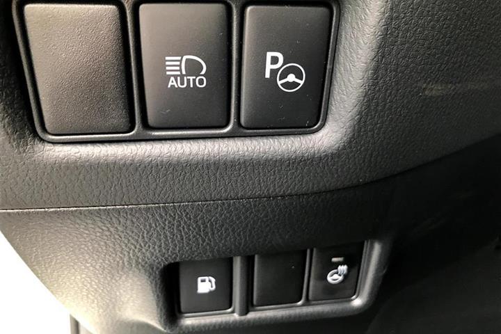 Hvid Toyota C-HR fra 2019