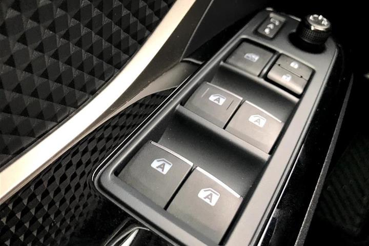 Hvid Toyota C-HR fra 2019