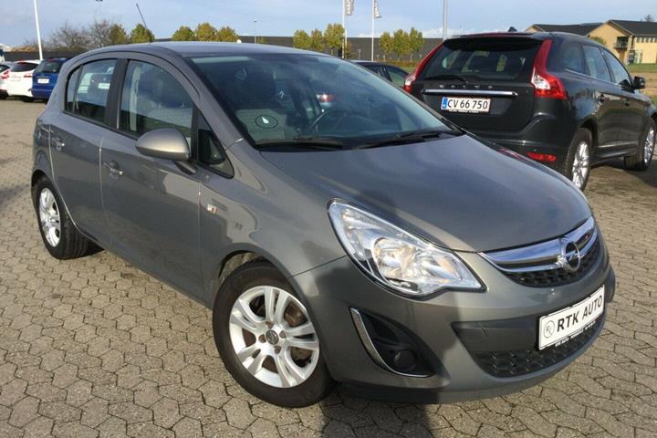 Grå Opel Corsa fra 2011