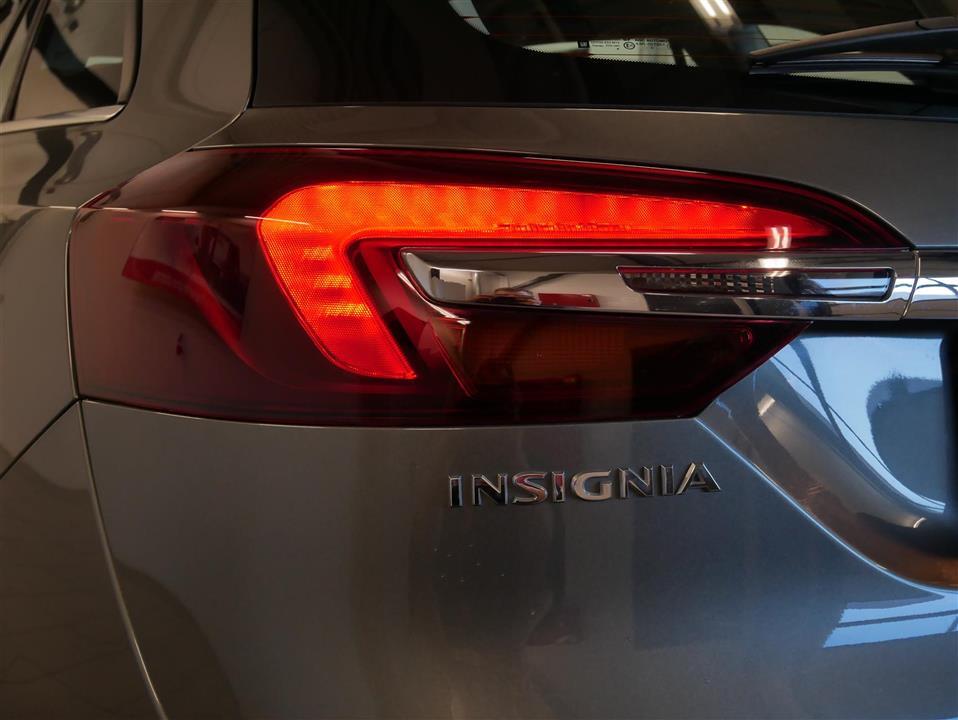 Grå Opel Insignia fra 2017