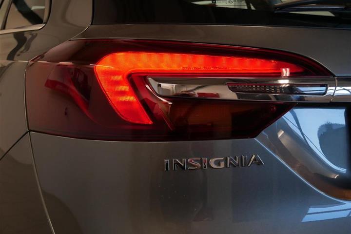 Grå Opel Insignia fra 2017