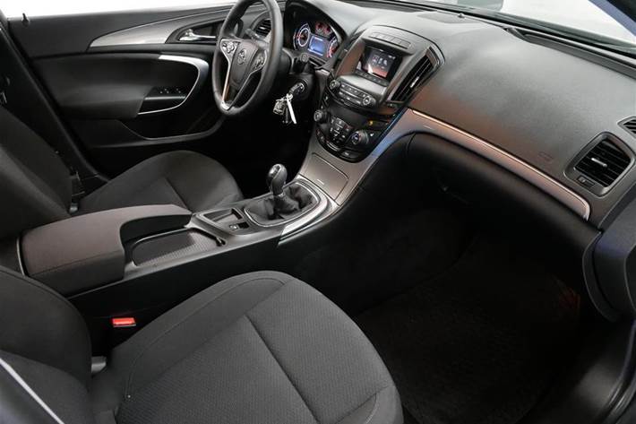 Grå Opel Insignia fra 2017