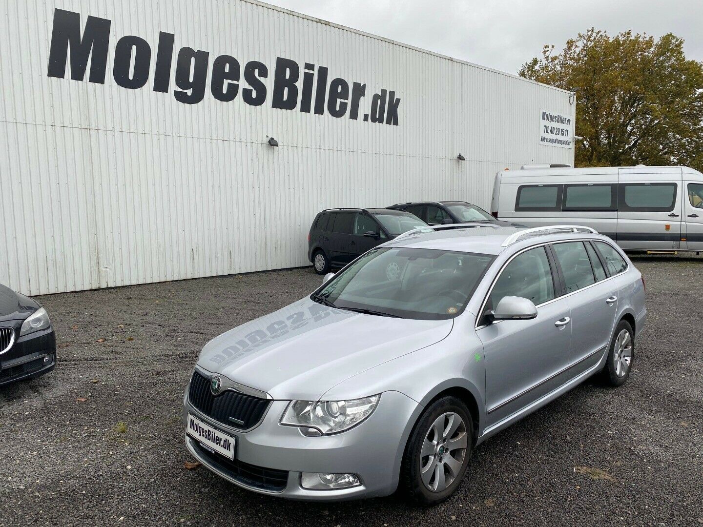 Grå Skoda Superb fra 2011