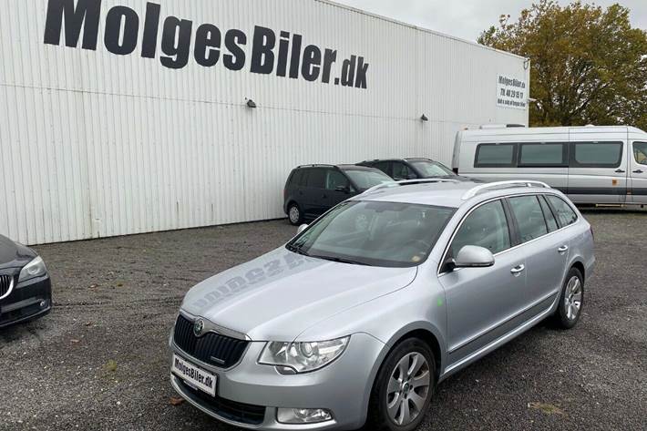 Grå Skoda Superb fra 2011