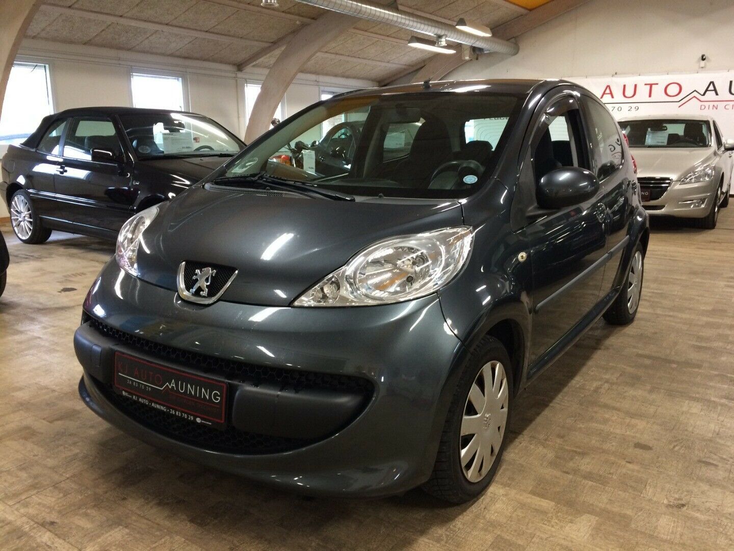 Grå Peugeot 107 fra 2007