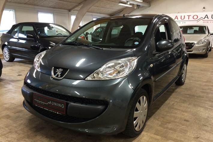 Grå Peugeot 107 fra 2007