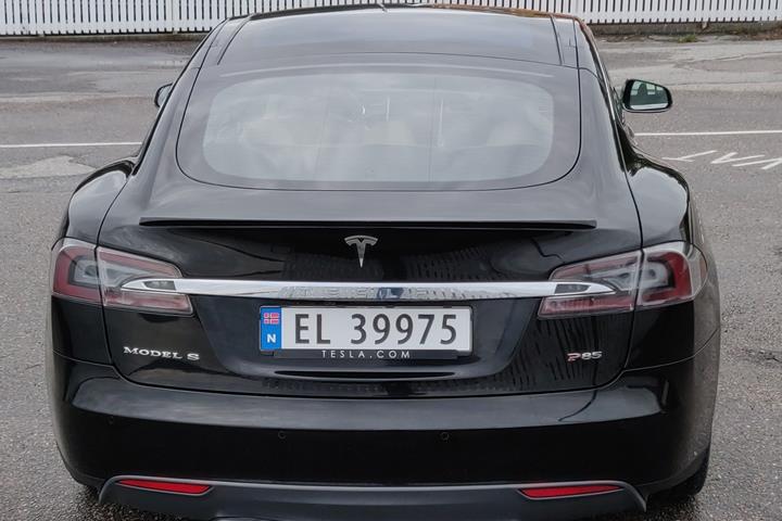 Sort Tesla Model S fra 2014