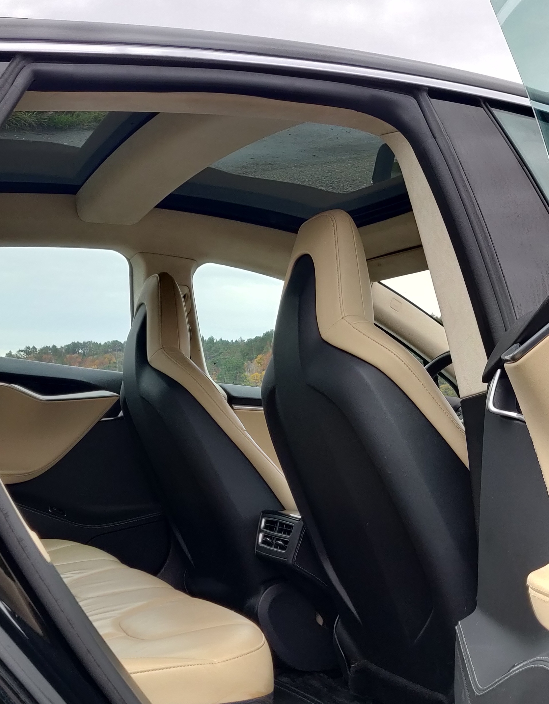 Sort Tesla Model S fra 2014