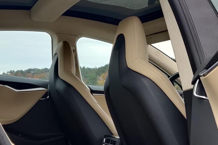 Sort Tesla Model S fra 2014