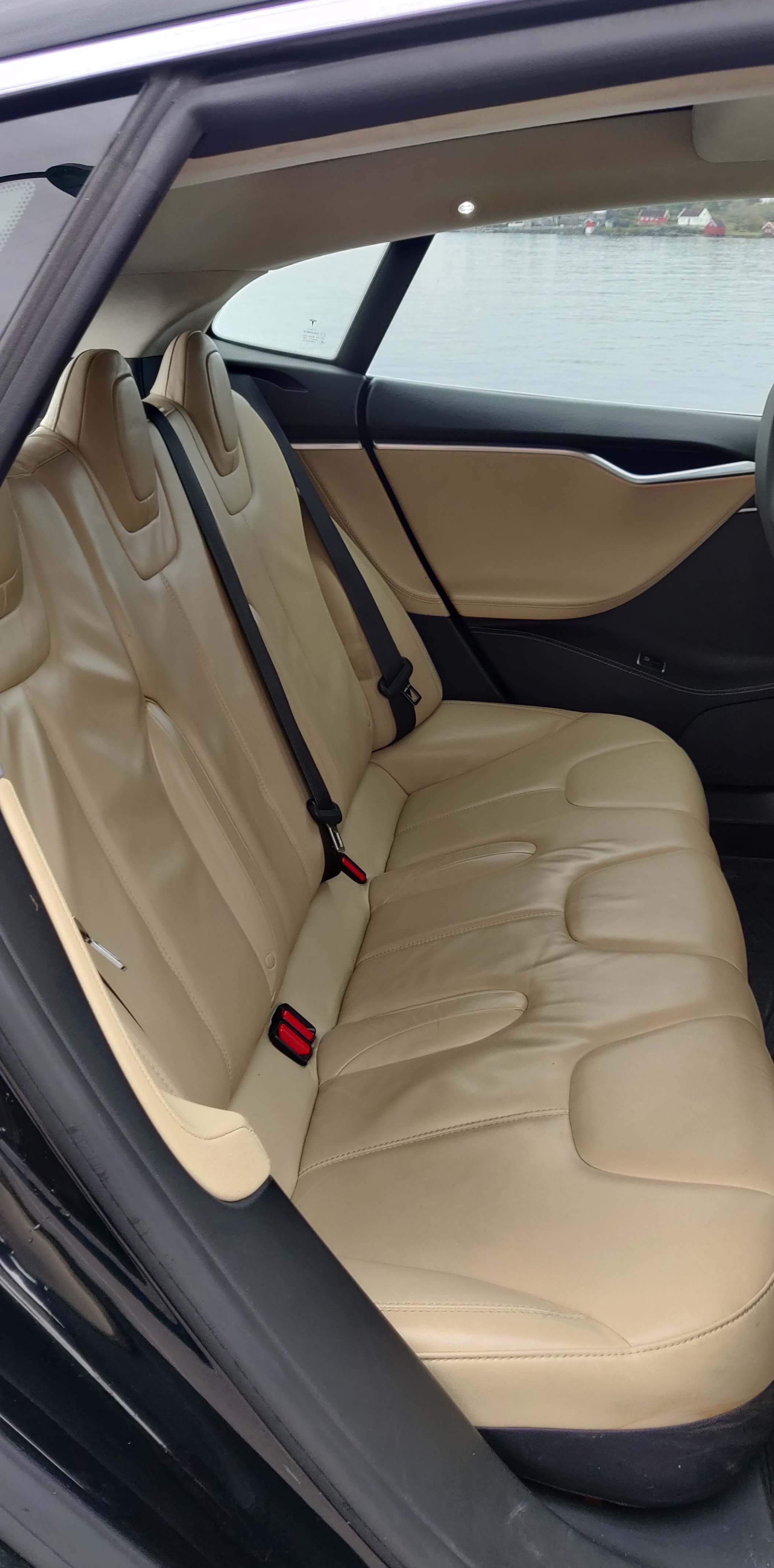 Sort Tesla Model S fra 2014
