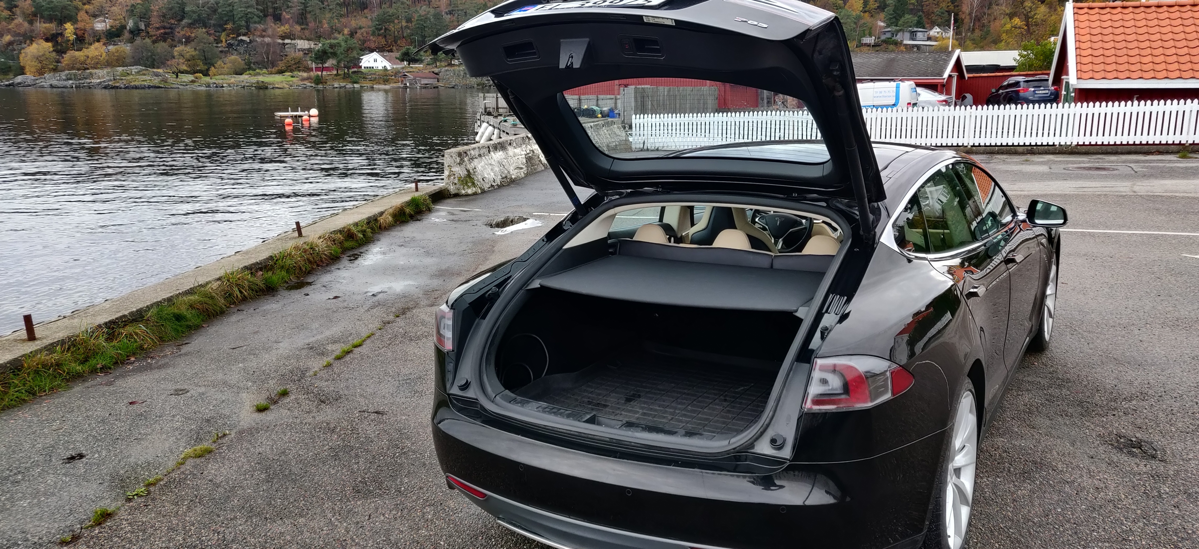 Sort Tesla Model S fra 2014