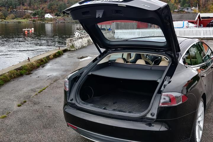 Sort Tesla Model S fra 2014
