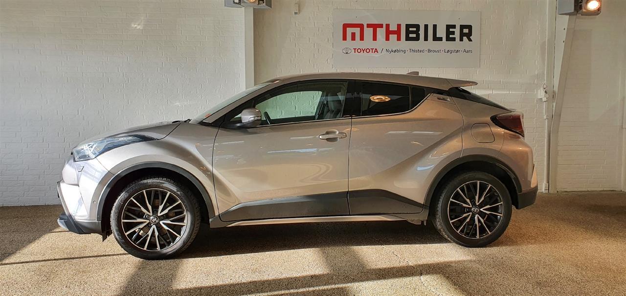 Grå Toyota C-HR fra 2016