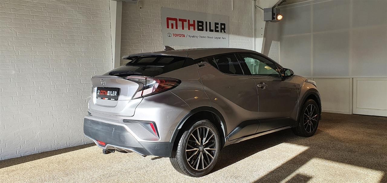 Grå Toyota C-HR fra 2016