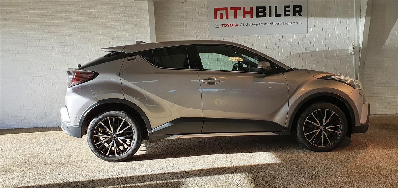 Grå Toyota C-HR fra 2016