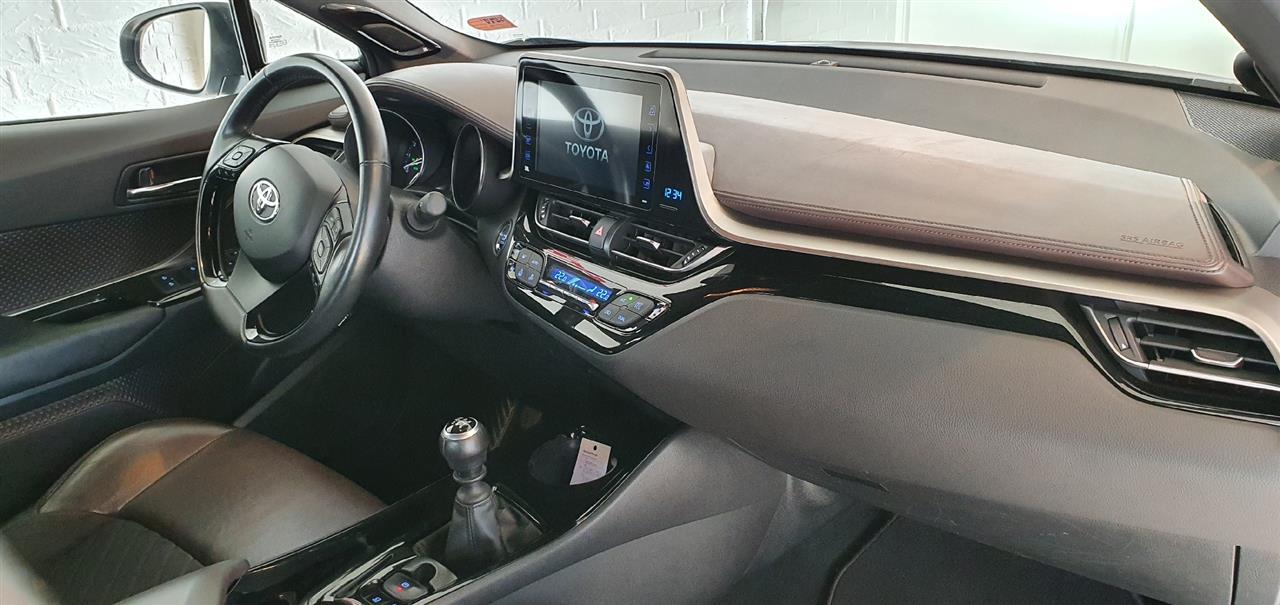 Grå Toyota C-HR fra 2016